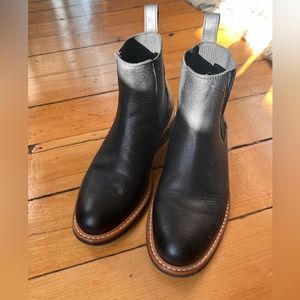 Nisolo Carmen Chelsea Boots black. Worn once. Great classic boot!